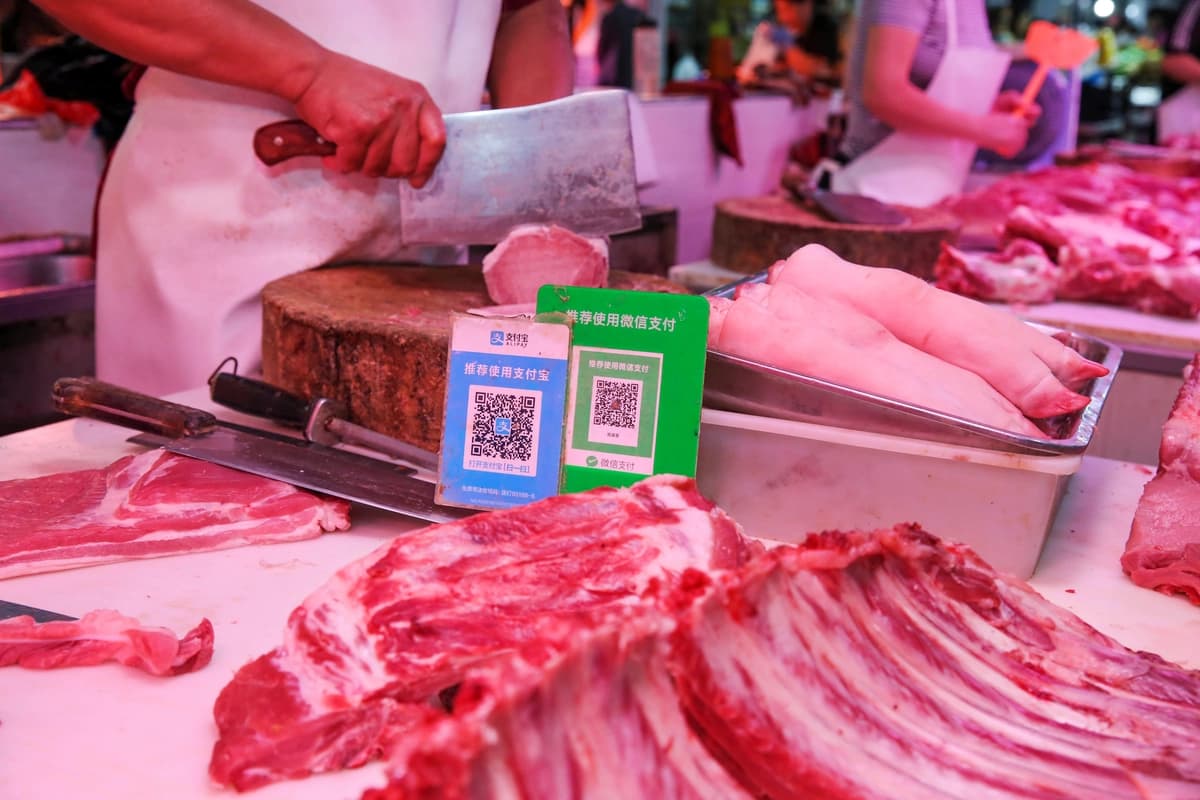 Un puesto de carne en un mercado de la ciudad de Nantong, provincia de Jiangsu, China, el 10 de septiembre de 2018. (STR/AFP vía Getty Images)
