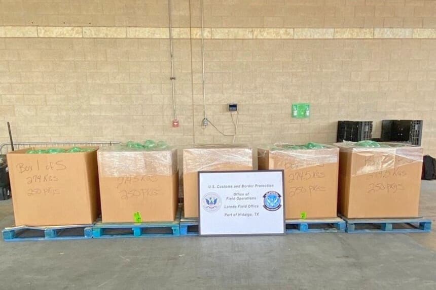 El 8 de septiembre de 2026, agentes fronterizos incautaron metanfetamina por un valor de más de 25 millones de dólares oculta en un cargamento que figuraba en el manifiesto como repollo, tomatillo y cilantro en el Puente Internacional de Pharr, en Texas. (Servicio de Aduanas y Protección Fronteriza de EE. UU.).