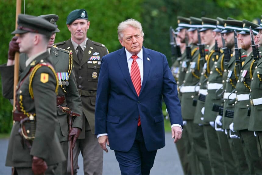 El presidente de Estados Unidos, Donald Trump (C), pasa revista a una guardia de honor mientras asiste a una ceremonia de bienvenida en Phoenix Park, en Dublín, la capital de Irlanda, el 12 de septiembre de 2026. (Brendan Smialowski/AFP vía Getty Images).