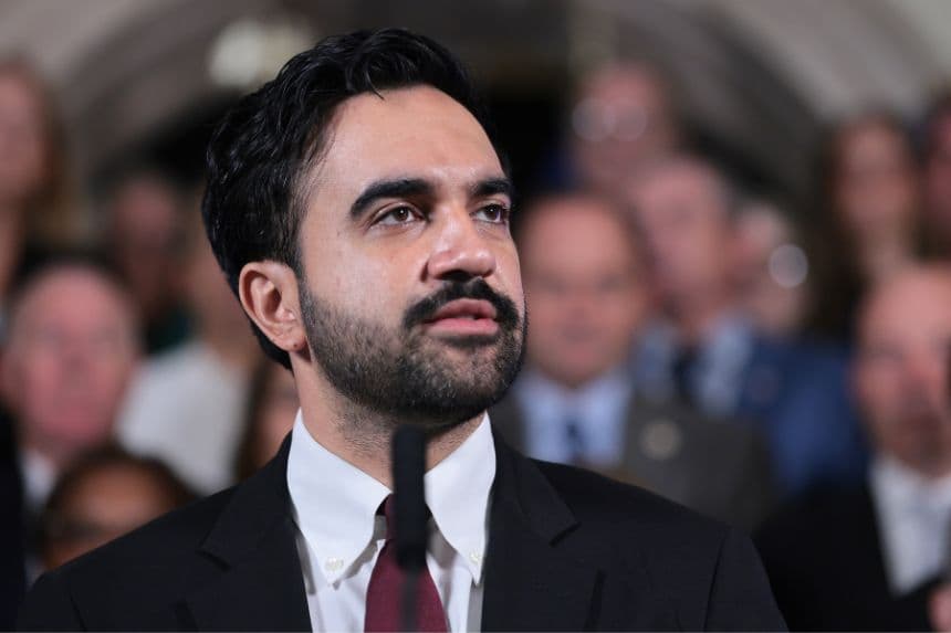 El alcalde de Nueva York, Zohran Mamdani, habla durante una conferencia de prensa sobre la divulgación de documentos relacionados con el 11 de septiembre en el Ayuntamiento, el 8 de septiembre de 2026, en la ciudad de Nueva York. (Michael M. Santiago/Getty Images)