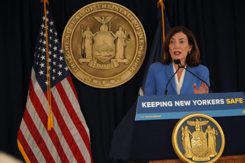 Hochul enviará cheques de reembolso de energía por 1000 MDD unas semanas antes de las elecciones