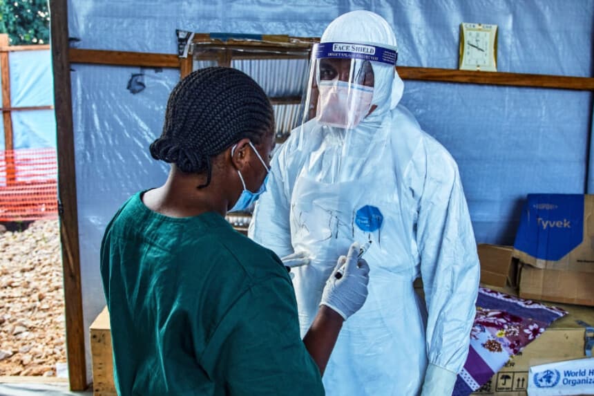 Personal sanitario en el Centro Médico Evangélico de Bunia, Congo, el 3 de julio de 2026. (Dirole Lotsima Dieudonne/AP).