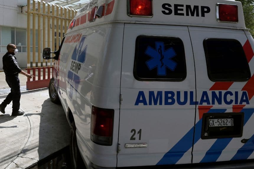 Imagen ilustrativa: Ambulancia a las afueras de un hospital en México. (ALFREDO ESTRELLA/AFP via Getty Images)