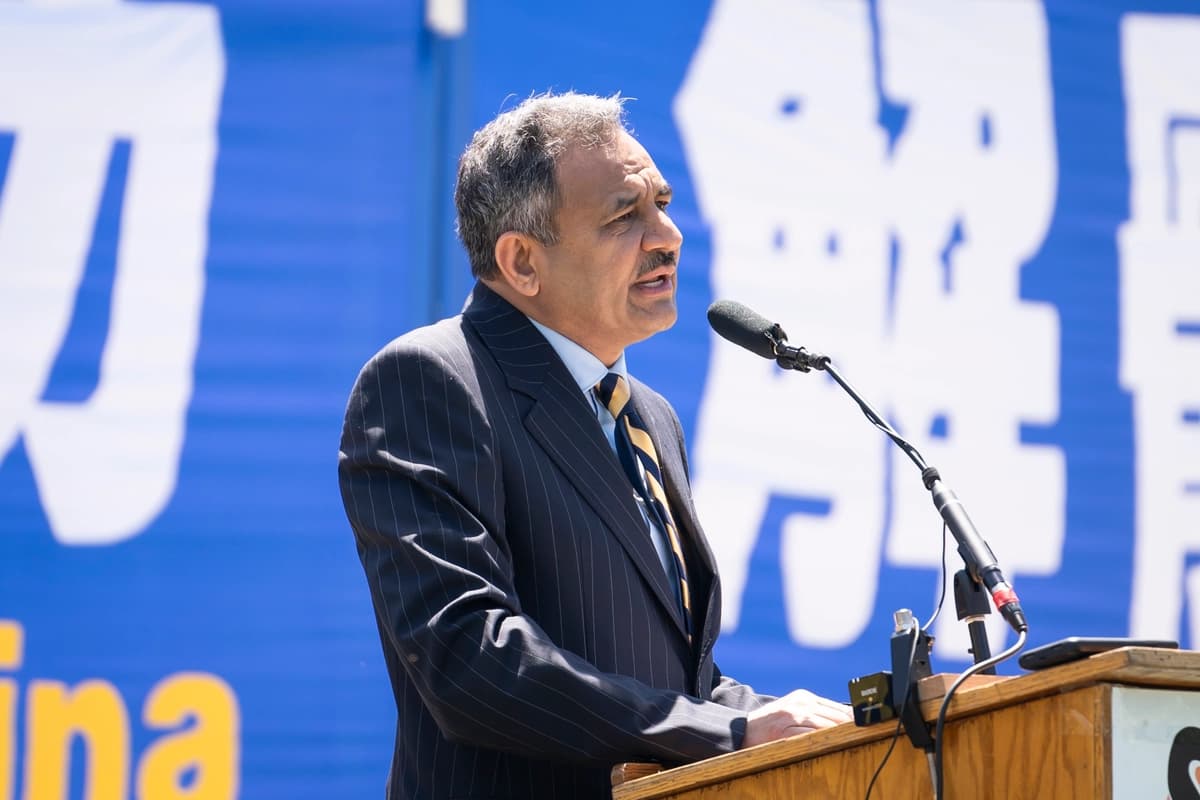 Asif Mahmood, comisionado de la Comisión de Estados Unidos para la Libertad Religiosa Internacional (USCIRF), habla durante una manifestación que exige el fin de la persecución en curso por parte del Partido Comunista Chino contra los practicantes de Falun Gong en China, en el National Mall de Washington, el 11 de julio de 2024. (Madalina Vasiliu/The Epoch Times)