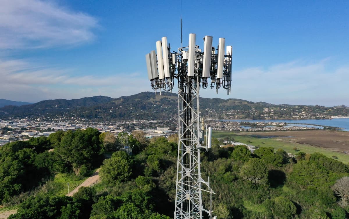 Una torre de telefonía celular se alza en la cima de una colina en Larkspur, California, el 18 de enero de 2022. (Justin Sullivan/Getty Images).