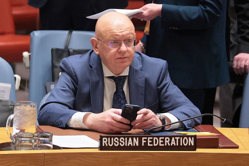 El embajador Vassily Nebenzia, representante permanente de la Federación Rusa ante la ONU, espera el inicio de una reunión del Consejo de Seguridad de las Naciones Unidas en la sede de la ONU en la ciudad de Nueva York el 7 de abril de 2026. (Michael M. Santiago/Getty Images).