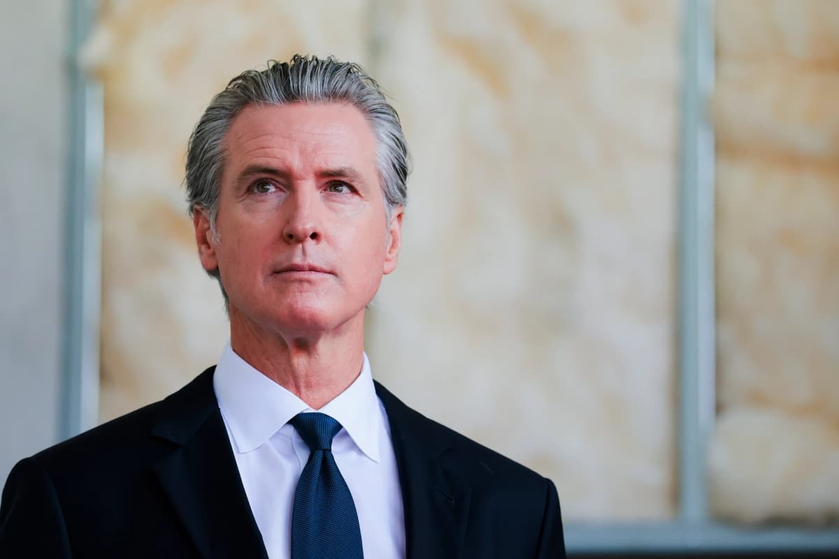 Newsom firma para acelerar supervisión de la IA y un posible interruptor de apagado