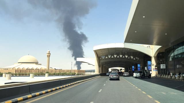 Una gran columna de humo negro se eleva desde el depósito de combustible del Aeropuerto Internacional Rey Khalid, en Riad, Arabia Saudita, el 19 de septiembre de 2026. (Stringer/Reuters)