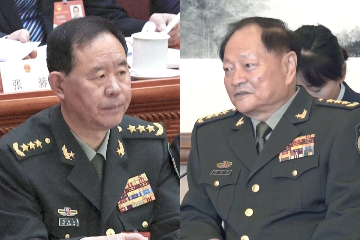 (Izquierda) Liu Zhenli en el Gran Salón del Pueblo en Beijing el 5 de marzo de 2025; (Derecha) El vicepresidente de la Comisión Militar Central (CMC) de China, Zhang Youxia, asiste a un evento oficial en Beijing el 15 de octubre de 2024. (Reuters/Ministerio de Defensa de Rusia)