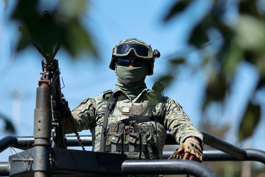 Autoridades rescatan a tres personas y confiscan armamento pesado en el norte mexicano