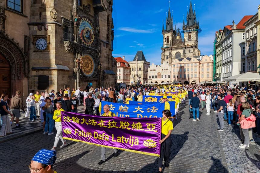 Miles de practicantes de Falun Gong marchan en Praga para mostrar esperanza y resiliencia