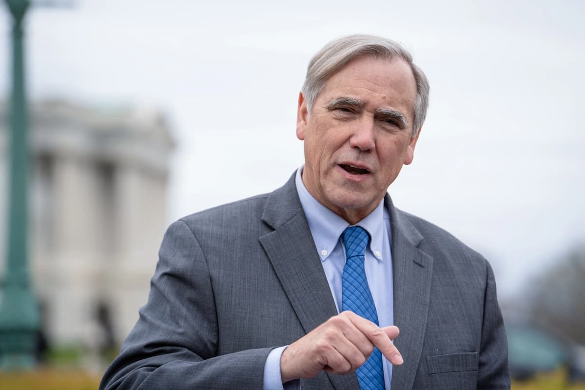 El senador Jeff Merkley (D-Ore.) habla durante una conferencia de prensa en el "House Triangle", cerca del Capitolio de EE. UU. en Washington, el 22 de marzo de 2024. (Madalina Vasiliu/The Epoch Times)