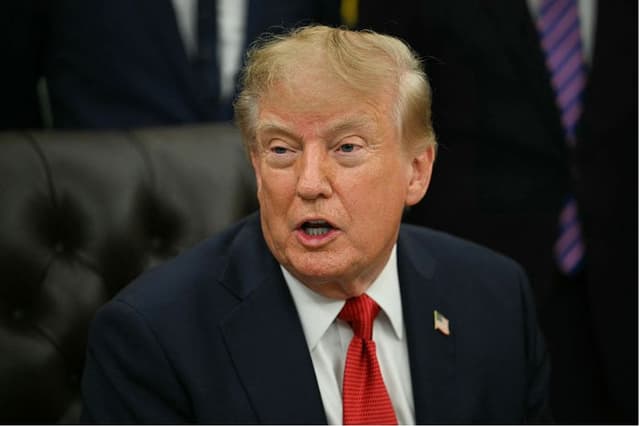 El presidente de EE. UU., Donald Trump, habla sobre la atención médica en el Despacho Oval de la Casa Blanca, en Washington, D. C., el 18 de septiembre de 2026. (Jim WATSON / AFP vía Getty Images)