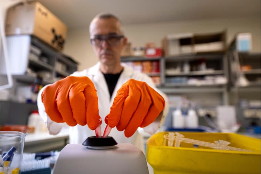 Un técnico prepara enzimas para elaborar una vacuna personalizada contra el cáncer en el laboratorio de Transgene, en Illkirch-Graffenstaden, Francia, el 27 de agosto de 2025. (Sebastien Bozon/AFP vía Getty Images).