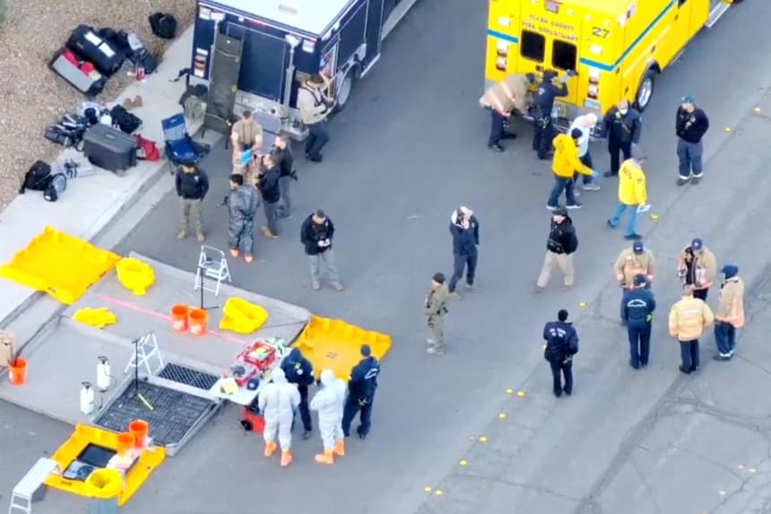 Esta imagen, tomada de un video proporcionado por el Departamento de Policía Metropolitana de Las Vegas (LVMPD), muestra a las autoridades realizando un registro en una vivienda de Las Vegas, el sábado 31 de enero de 2026, en Las Vegas. (LVMPD vía AP)