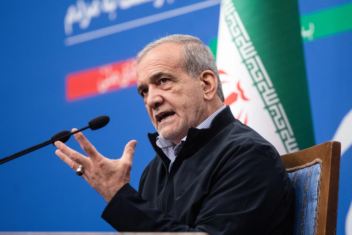 El presidente iraní Masoud Pezeshkian habla en una conferencia de prensa en Teherán, Irán, el 16 de septiembre de 2024. (Majid Saeedi/Getty Images).