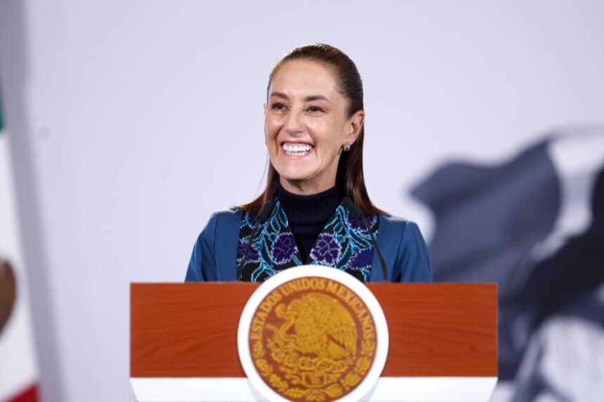La presidenta de México, Claudia Sheinbaum, habla durante una rueda de prensa este miércoles en el Palacio Nacional de la Ciudad de México. (EFE/Sáshenka Gutiérrez)