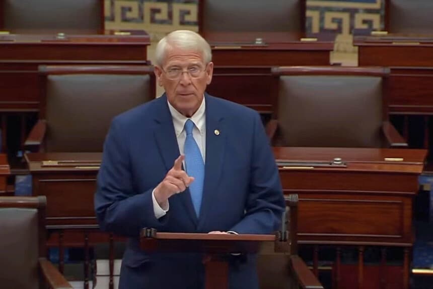 El senador estadounidense Roger Wicker (R-Miss.), presidente de la Comisión de Fuerzas Armadas del Senado, pronuncia un discurso en el pleno del Senado de Estados Unidos en Washington el 22 de septiembre de 2026. (Cortesía de la oficina del senador Roger Wicker/Captura de pantalla de The Epoch Times).