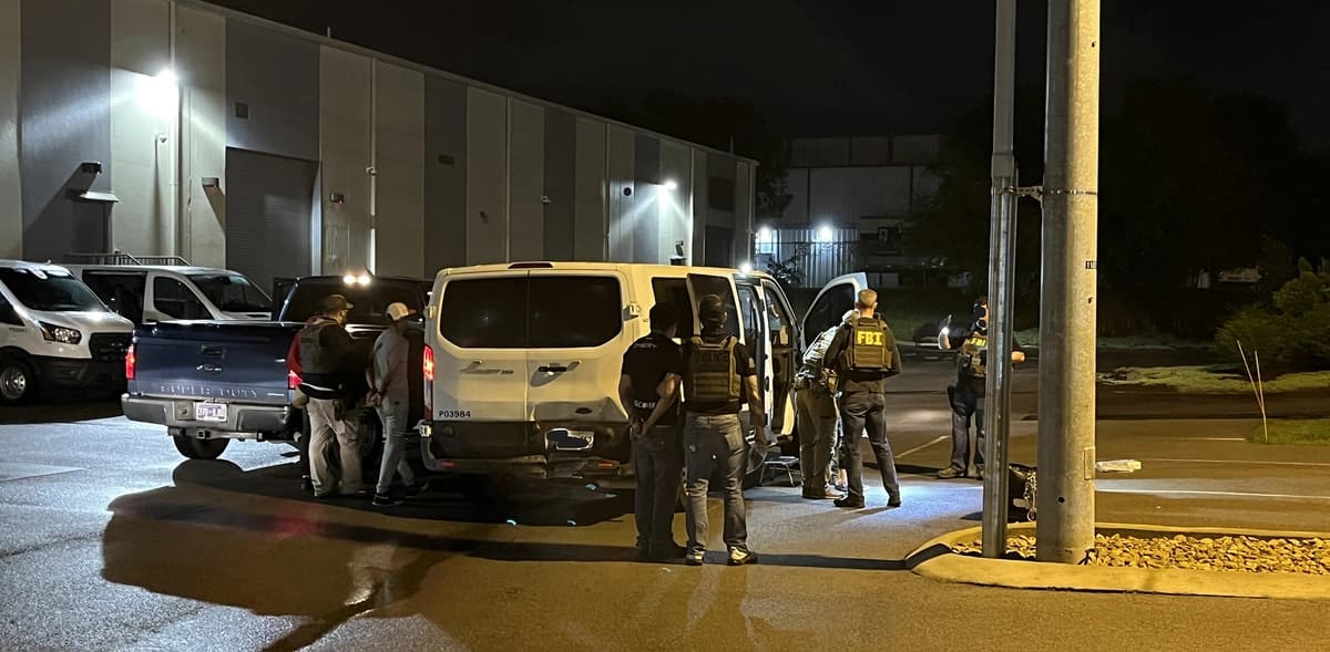 Agentes federales arrestan a inmigrantes ilegales en Nashville, Tennessee, en mayo de 2025. (ICE)