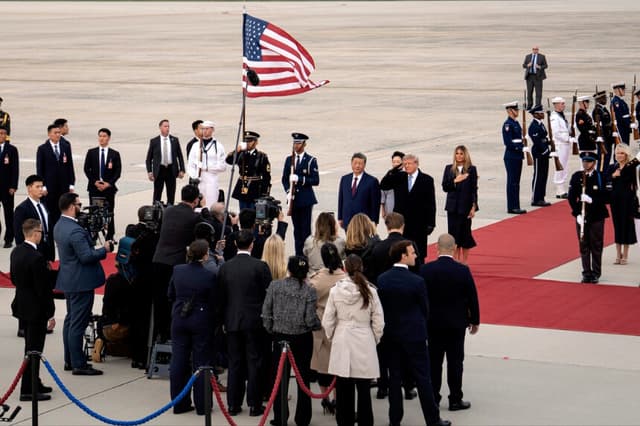 El presidente estadounidense Donald Trump y la primera dama Melania Trump reciben al líder chino Xi Jinping y a su esposa Peng Liyuan en la Base Conjunta Andrews, Maryland, el 23 de septiembre de 2026. (Madalina Kilroy/The Epoch Times).