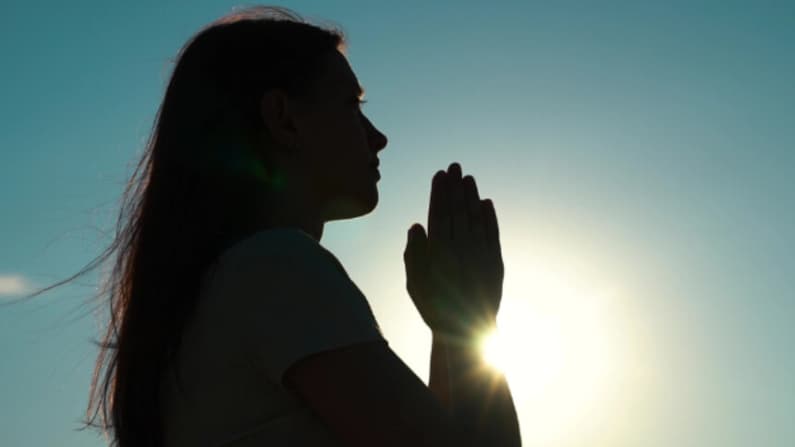 Más jóvenes de la Generación Z se identifican como religiosos, según encuesta