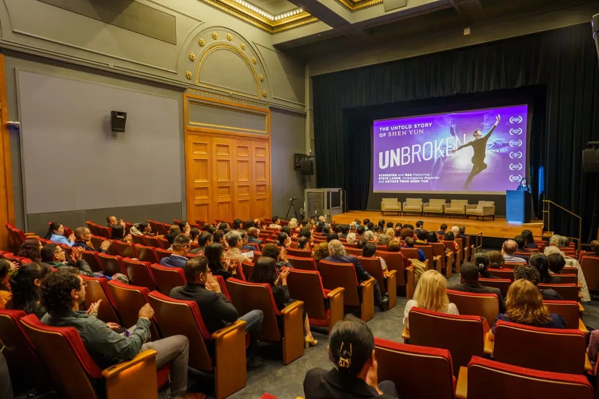 El estreno con alfombra roja del documental "Unbroken: La historia no contada de Shen Yun" en el Centro Cultural de Chicago la noche del 21 de septiembre de 2026. (Lin Yi/The Epoch Times)