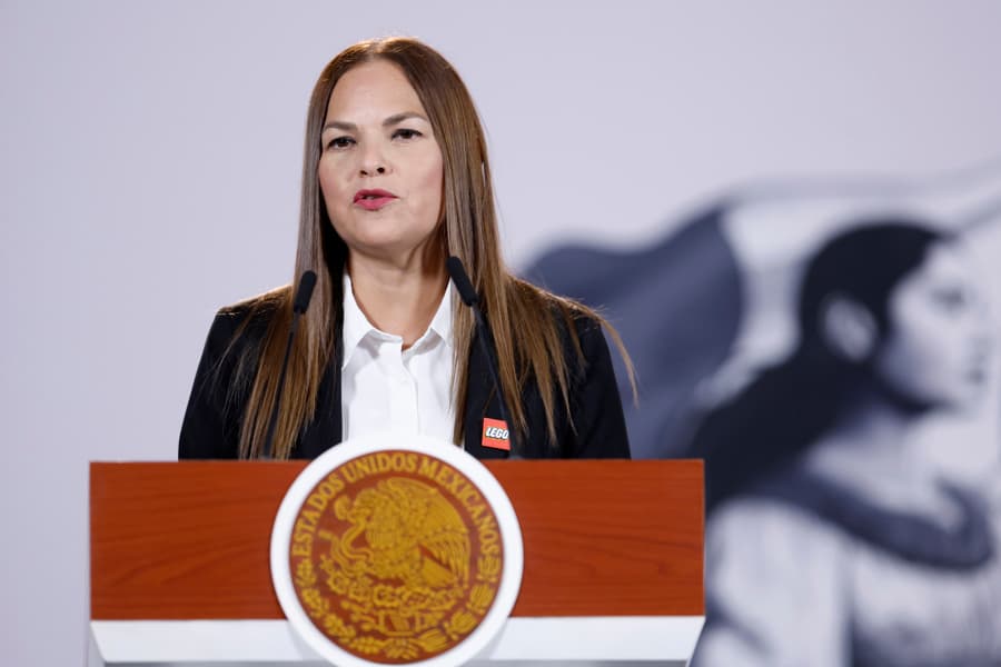 La directora general y vicepresidenta senior de Manufactura para América Latina de Lego, Nancy Sánchez Moya, habla durante una rueda de prensa este jueves en el Palacio Nacional de la Ciudad de México. El fabricante danés de juguetes Lego invertirá 400 millones de dólares para ampliar sus operaciones en el norteño estado mexicano de Nuevo León, un proyecto que generará más de 1300 nuevos empleos y cuya inversión se extenderá hasta 2029, anunció este jueves el secretario de Economía, Marcelo Ebrard. (EFE/Sáshenka Gutiérrez)