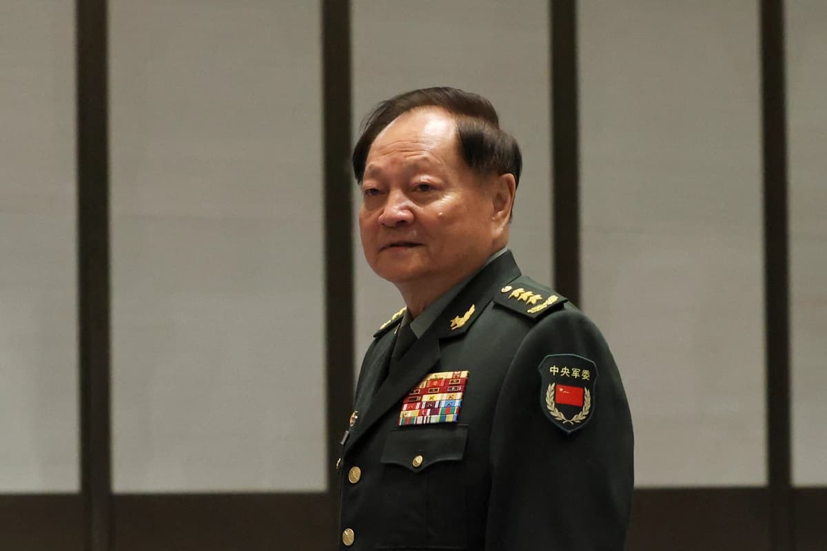 El vicepresidente de la Comisión Militar Central de China, Zhang Youxia, llega antes de la ceremonia de apertura del Simposio Naval del Pacífico Occidental en Qingdao, China, el 22 de abril de 2024. (Florence Lo/Reuters)