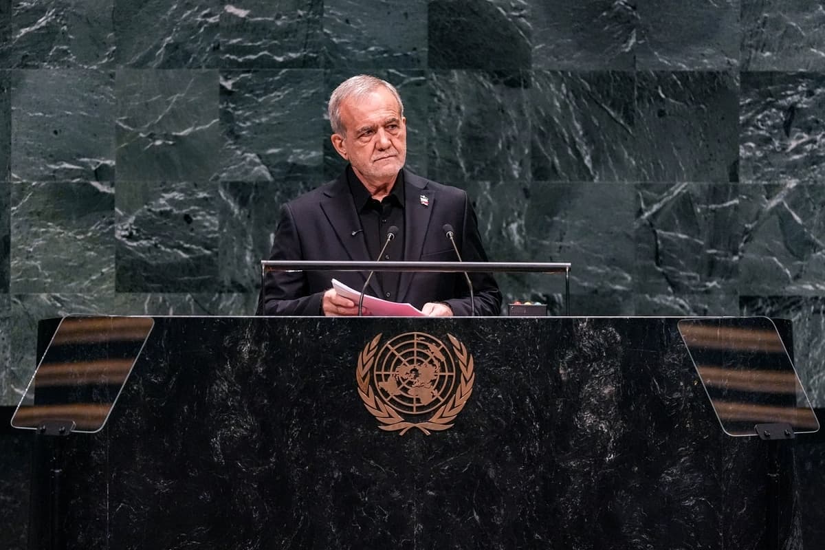 El presidente de Irán, Masoud Pezeshkian, interviene durante la 81.ª sesión de la Asamblea General de las Naciones Unidas en la sede de la organización el 23 de septiembre de 2026. (Heather Khalifa/AP Photo)