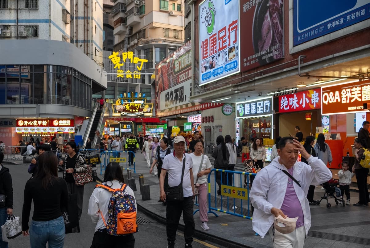 Compradores caminan por una calle de un distrito comercial en Shenzhen, China, el 3 de abril de 2025. (Getty Images).
