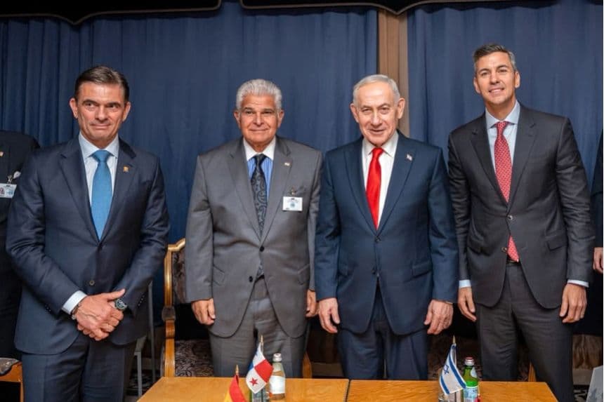 Fotografía cedida por la Presidencia de Paraguay que muestra, de izquierda a derecha, al presidente de Bolivia, Rodrigo Paz; al presidente de Panamá, José Raúl Mulino; al primer ministro de Israel, Benjamin Netanyahu, y al presidente de Paraguay, Santiago Peña, durante una reunión este jueves en Nueva York, Estados Unidos. (EFE/ Presidencia de Paraguay)