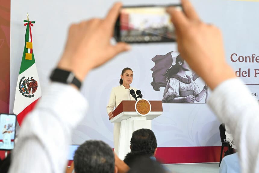 Fotografía cedida por la Presidencia de México de la mandataria mexicana, Claudia Sheinbaum, hablando durante una rueda de prensa este viernes, en el estado de Tabasco (México). (EFE/ Presidencia de México)