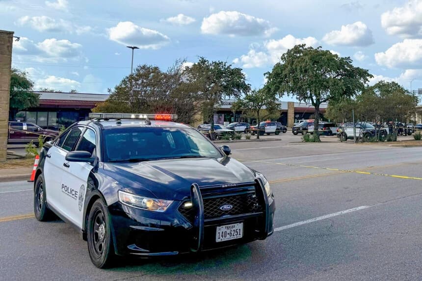 La policía bloquea una calle tras el tiroteo en el que un agente del ICE disparó a un inmigrante indocumentado en Austin, Texas, el 20 de septiembre de 2026. (Foto AP/Jesse Bedayn).