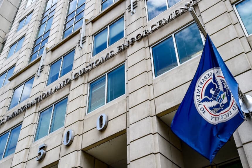 La bandera del Departamento de Seguridad Nacional ondea frente a la sede del Servicio de Inmigración y Control de Aduanas (ICE) en Washington, el 17 de julio de 2020. (Olivier Douliery/AFP vía Getty Images).