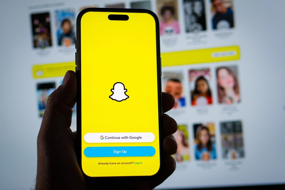 Una persona sostiene un teléfono con la aplicación Snapchat abierta, en esta ilustración fotográfica del 11 de agosto de 2026. (Oleksii Pydsosonnii/The Epoch Times)