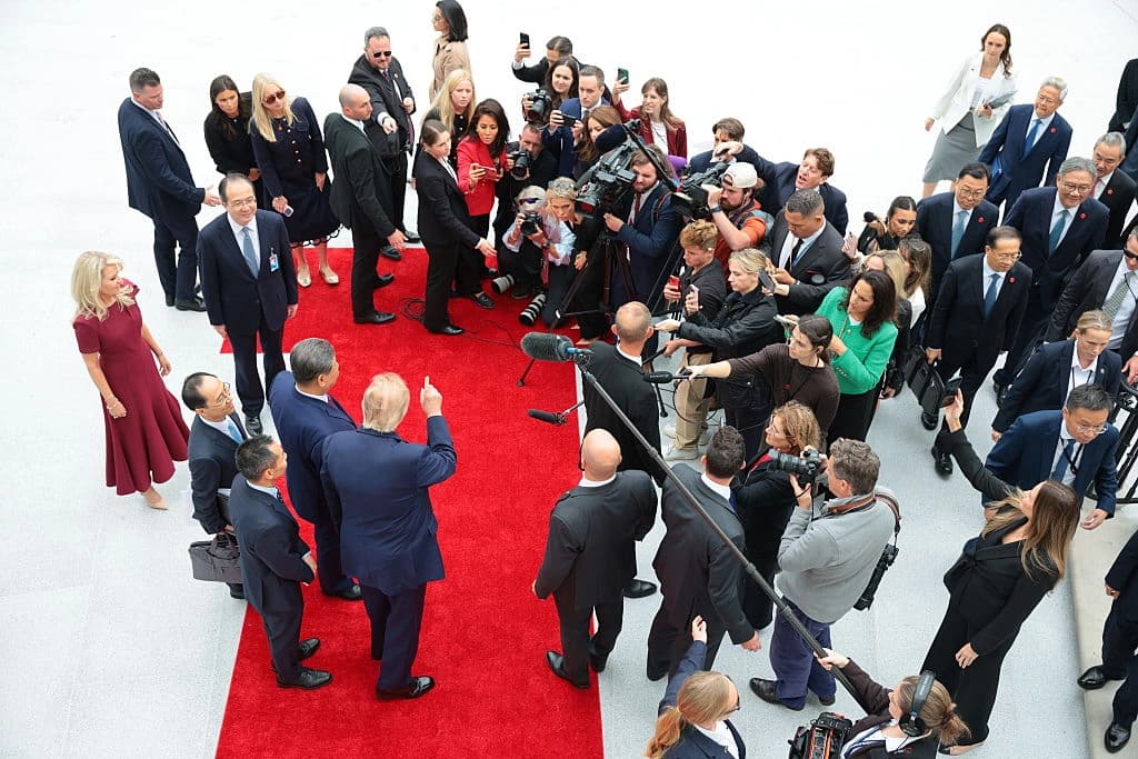 Cadenas de TV reanudan cobertura de eventos de Trump luego de que medios excluidos recuperaron el acceso