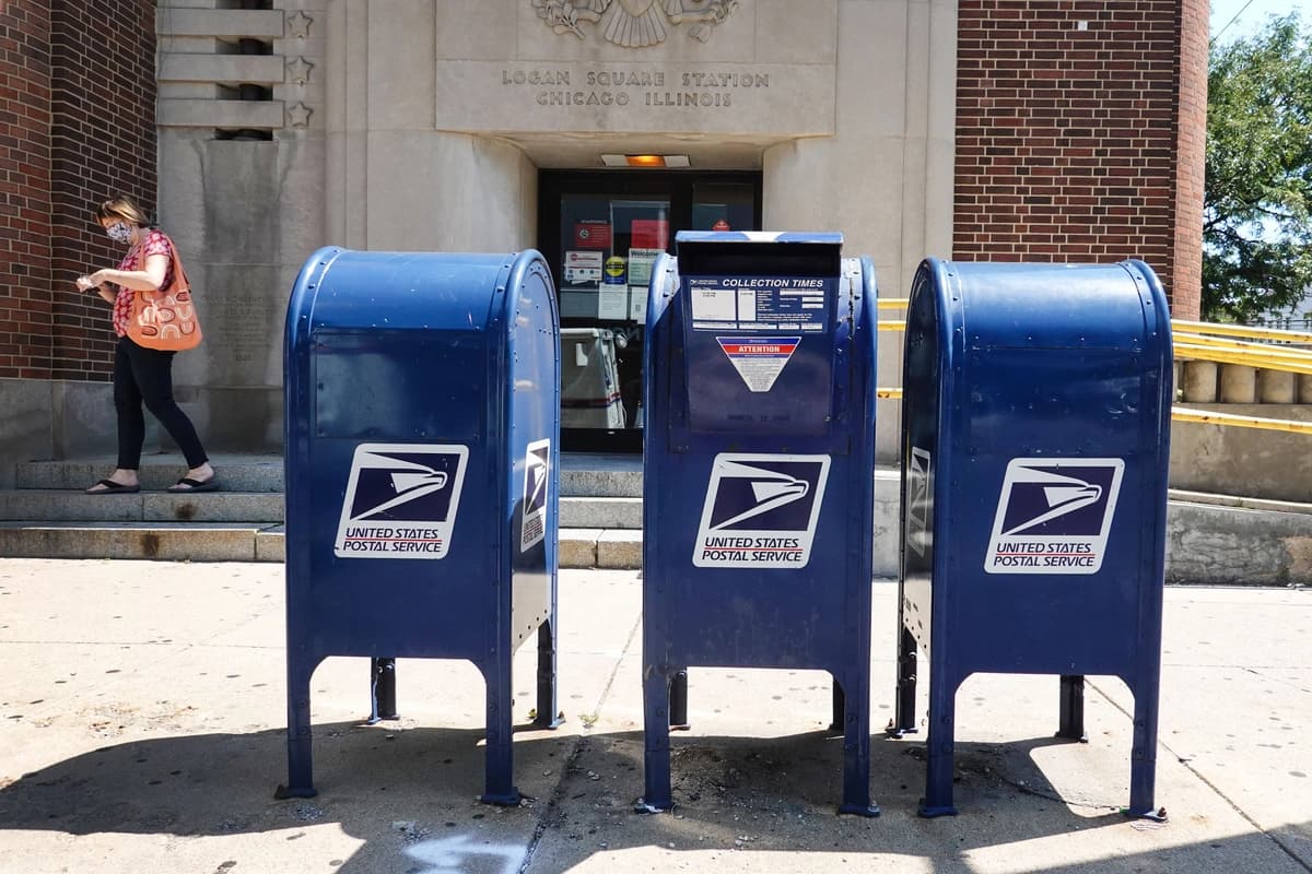 Acusan a exempleados del USPS de presuntamente robar más de 200 tarjetas de regalo