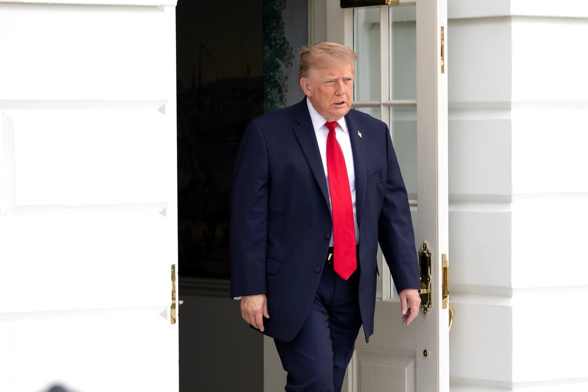 El presidente de EE. UU., Donald Trump, camina por el Jardín Sur de la Casa Blanca en Washington el 26 de septiembre de 2026. (Aaron Schwartz/Getty Images)