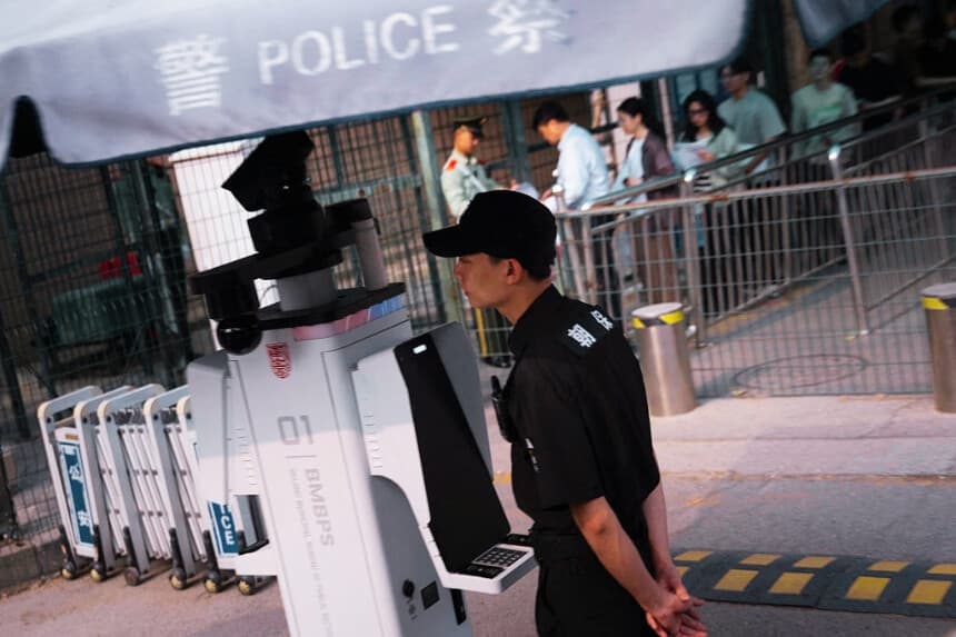 Un oficial de policía se encuentra en una esquina mientras la gente espera en la fila para los servicios consulares frente a la embajada de EE. UU. en Beijing, el 14 de mayo de 2026. (Brendan Smialowski / AFP vía Getty Images)