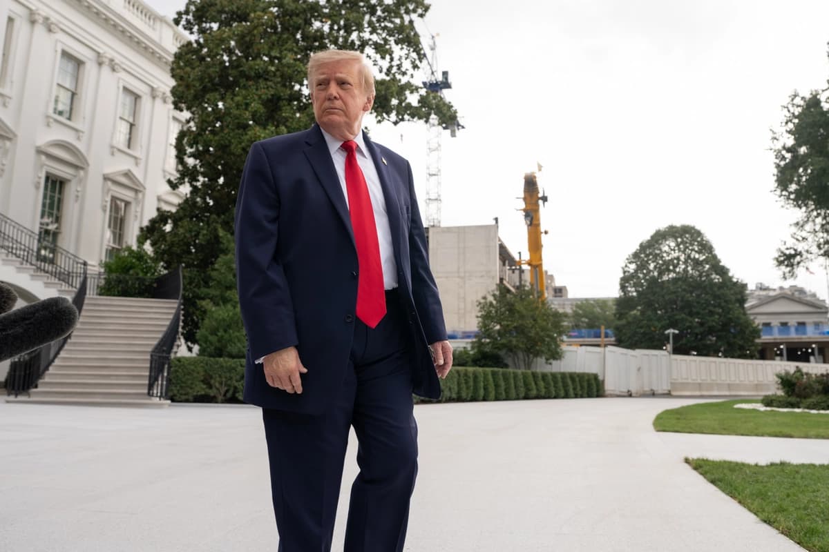 El presidente de EE. UU., Donald Trump, en el Jardín Sur de la Casa Blanca, en Washington, el 26 de septiembre de 2026. Trump viaja a Knoxville, Tennessee, para asistir al partido de fútbol americano universitario entre la Universidad de Tennessee y la Universidad de Texas. (Aaron Schwartz/Getty Images)