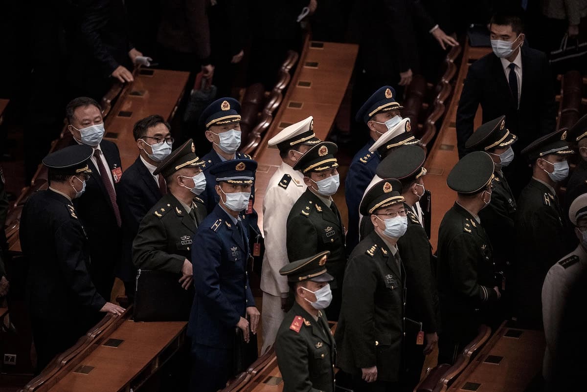 Delegados militares chinos salen de la sesión de clausura del XX Congreso Nacional del Partido Comunista de China en el Gran Salón del Pueblo de Beijing, el 22 de octubre de 2022. (Kevin Frayer/Getty Images)