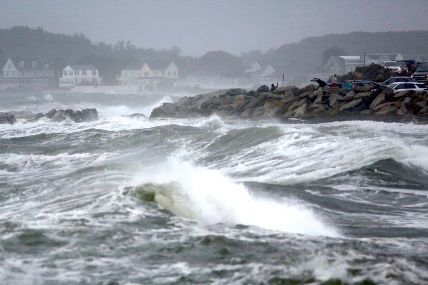 Varias personas observan el océano mientras una tormenta del noreste azota Rye, New Hampshire, el 27 de septiembre de 2026. (Foto de Caleb Jones/AP)