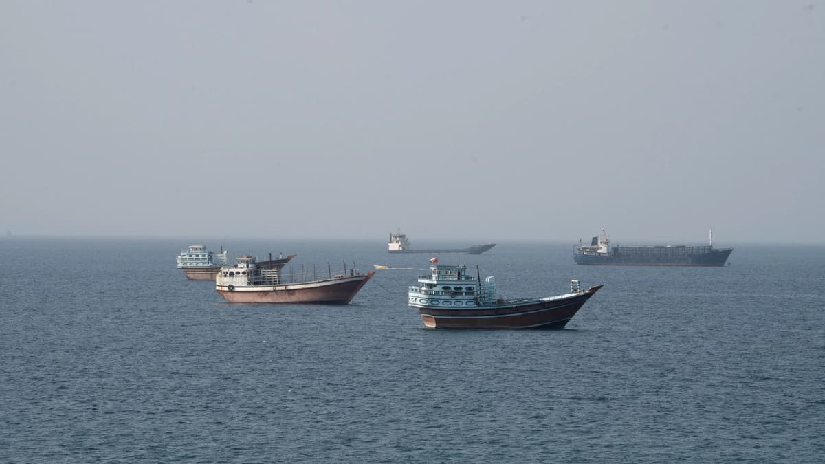 Buques cerca del estrecho de Ormuz, vistos desde Musandam, Omán, el 17 de agosto de 2026. (STR/Reuters)