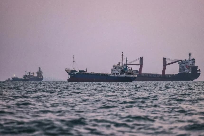 Buques transitan por el Estrecho de Ormuz frente a la costa de la ciudad portuaria de Bandar Abbas, en el sur de Irán, el 5 de septiembre de 2026. (Atta Kenare/AFP vía Getty Images).