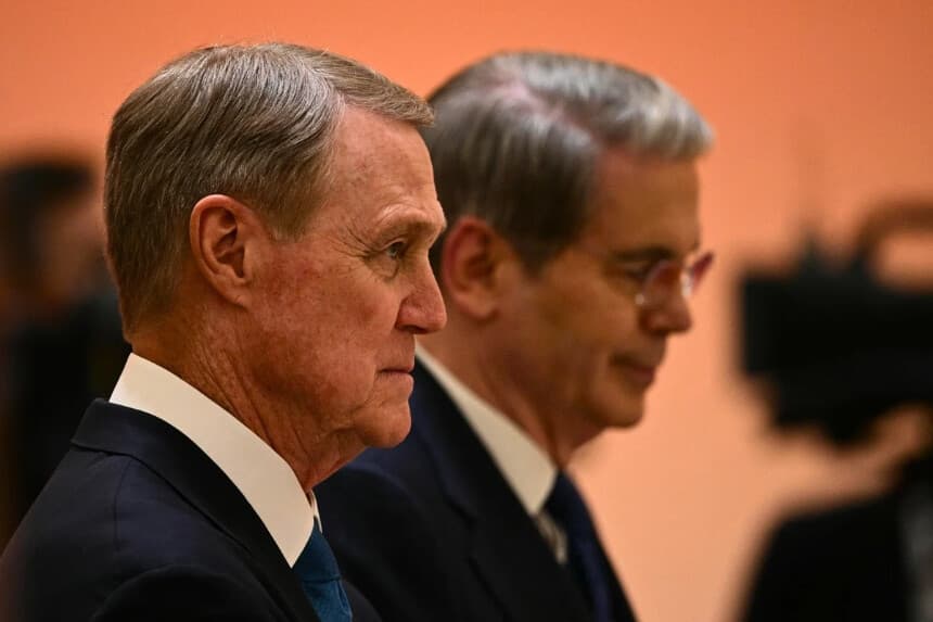 El embajador de Estados Unidos en China, David Perdue, asiste a un banquete de Estado para el presidente estadounidense Donald Trump y el líder chino Xi Jinping en el Gran Salón del Pueblo en Pekín el 14 de mayo de 2026. (Brendan Smialowski/AFP vía Getty Images).