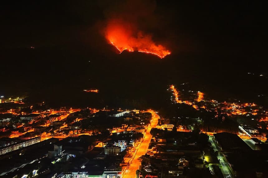 Arqueólogos estudian los vestigios que salieron a la luz tras un incendio en Quito