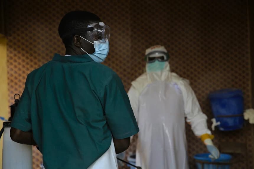 Un trabajador sanitario es desinfectado por su compañero dentro de un centro de tratamiento para pacientes con ébola en Beni, provincia de Kivu del Norte, Congo, el 26 de septiembre de 2026. (Sebastien Kitsa Musayi/AP Photo).