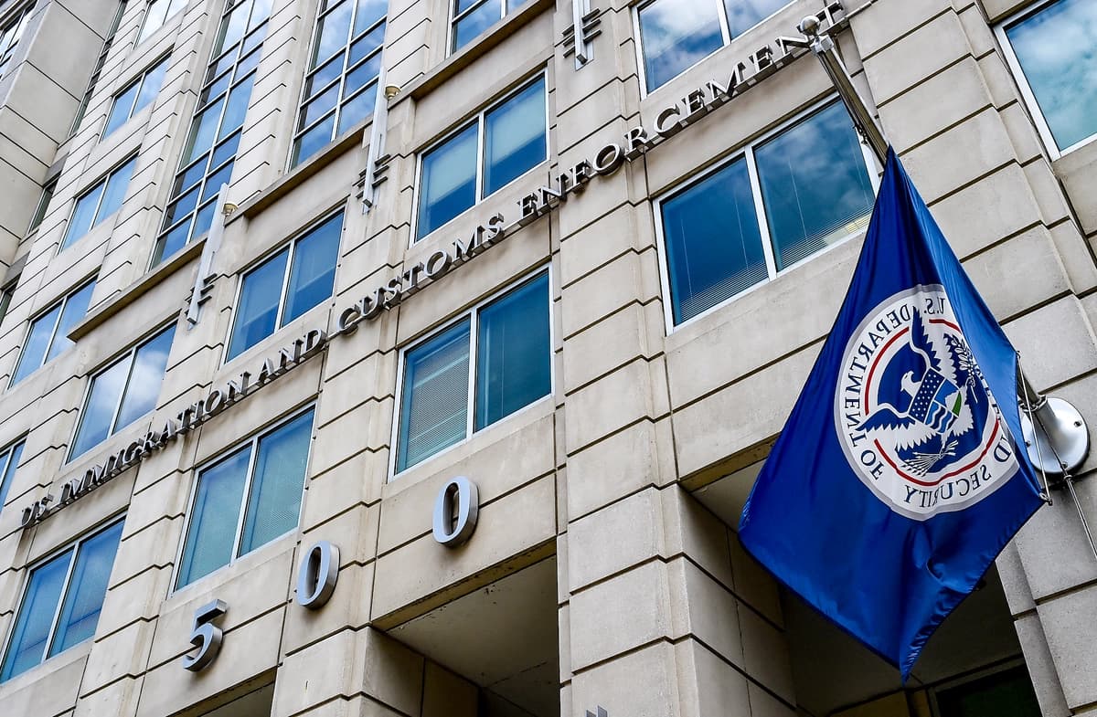 La bandera del Departamento de Seguridad Nacional ondea frente a la sede del Servicio de Inmigración y Control de Aduanas (ICE) en Washington el 17 de julio de 2020. (Olivier Douliery/AFP vía Getty Images)