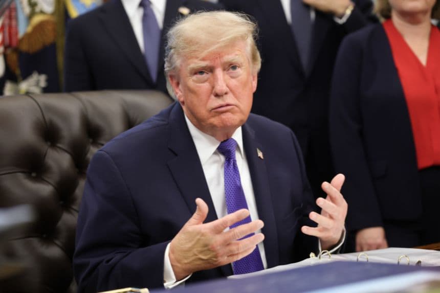El presidente Donald Trump responde a las preguntas de los periodistas durante una rueda de prensa celebrada en el Despacho Oval de la Casa Blanca el 28 de septiembre de 2026 en Washington, D.C. (Kevin Dietsch/Getty Images)