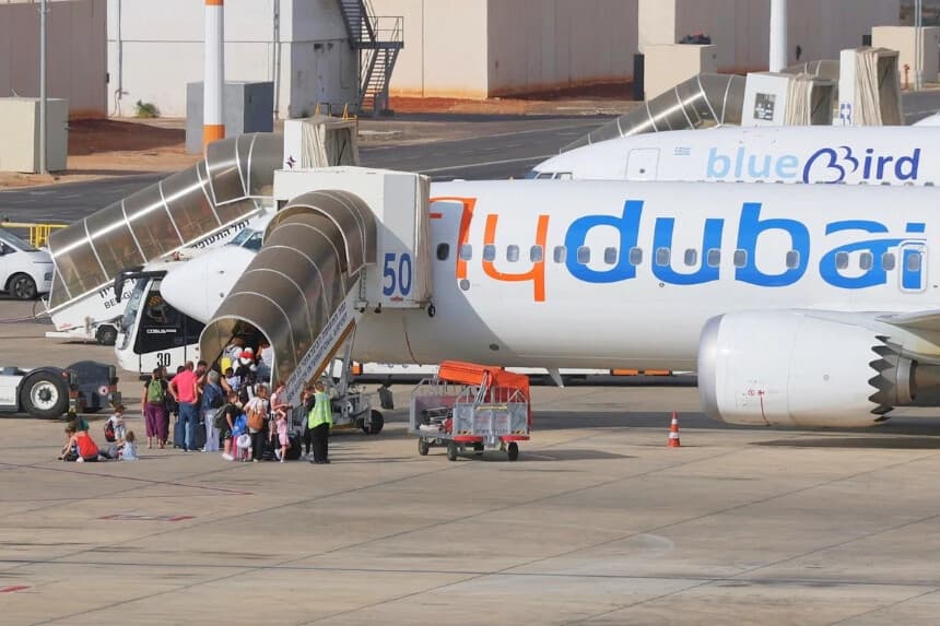 Viajeros embarcan en un avión Flydubai en el Aeropuerto Internacional Ben Gurion después de que un vuelo separado de Flydubai desde los Emiratos Árabes Unidos a Israel fuera desviado en un presunto intento de secuestro, cerca de Tel Aviv, Israel, el 30 de septiembre de 2026. (Ammar Awad/Reuters).
